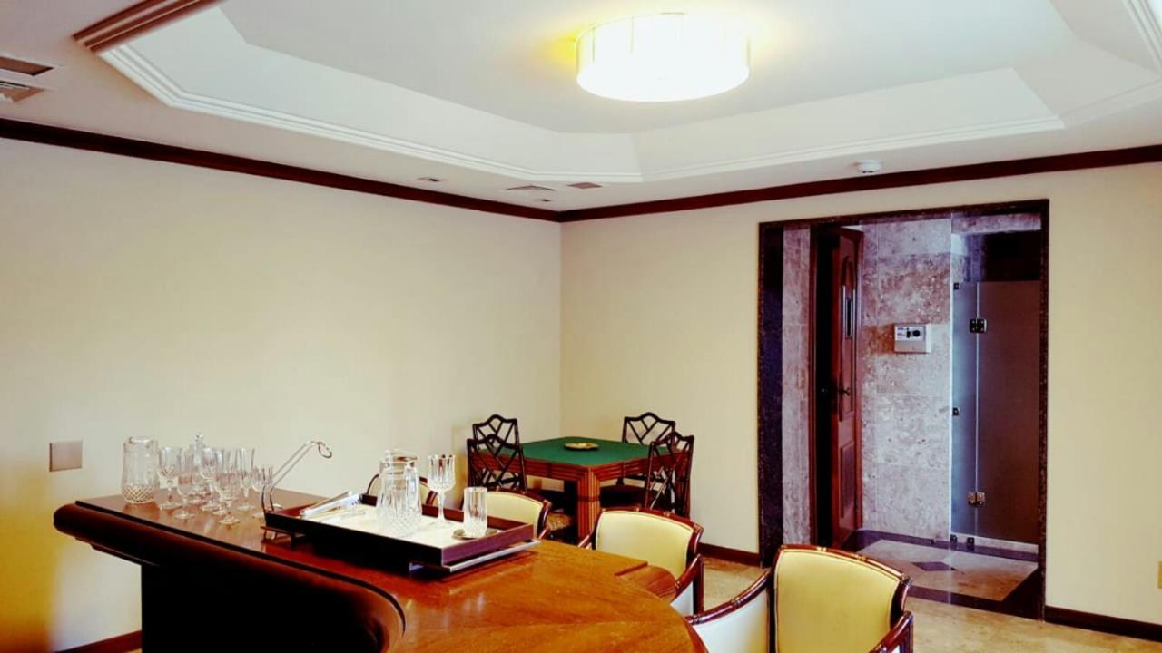Hotel Tropical Manaus Exterior foto A room with a ceiling cornice